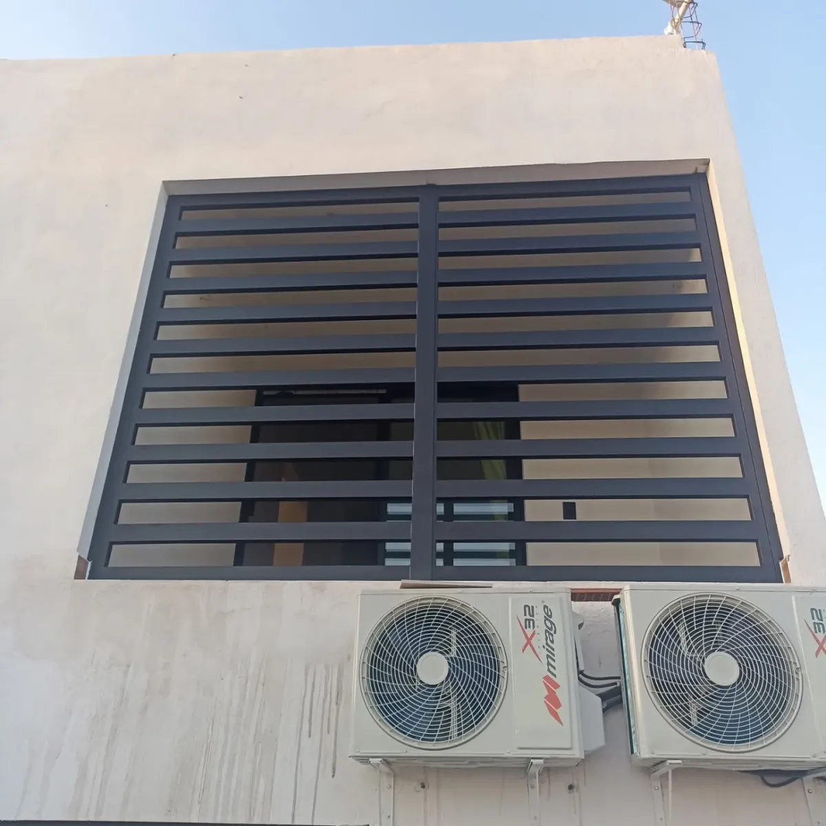 Celosía de acero horizontal en ventana de fachada