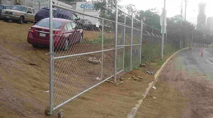 Cerco de malla ciclónica con hilos de alambre de púas arriba