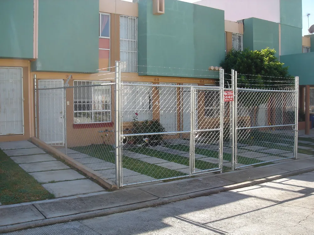 Cercas de malla ciclónica en fraccionamiento residencial de Ensenada