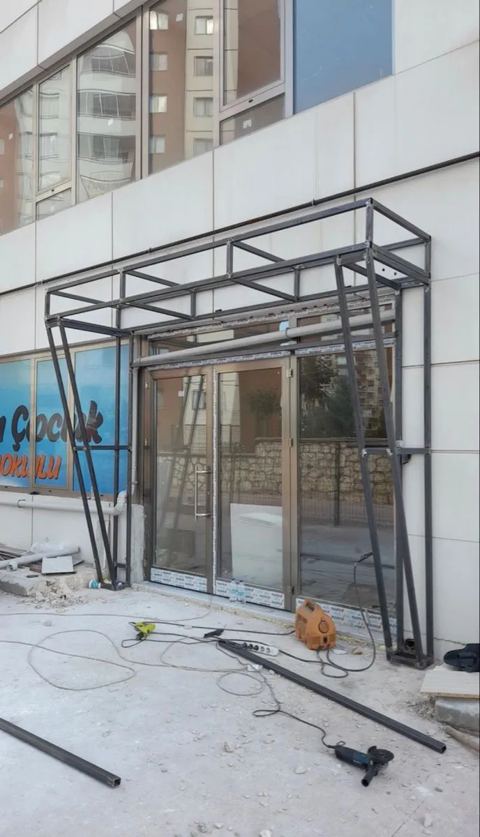Marco estructural de acero en acceso comercial