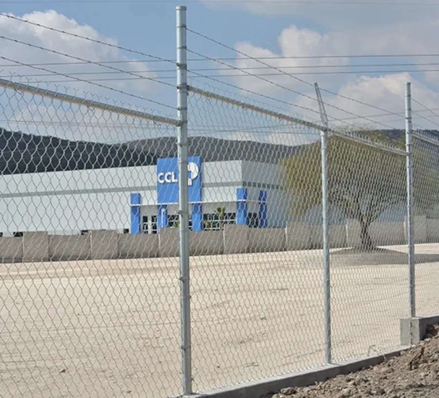Cerco de malla ciclónica galvanizada instalado en Ensenada