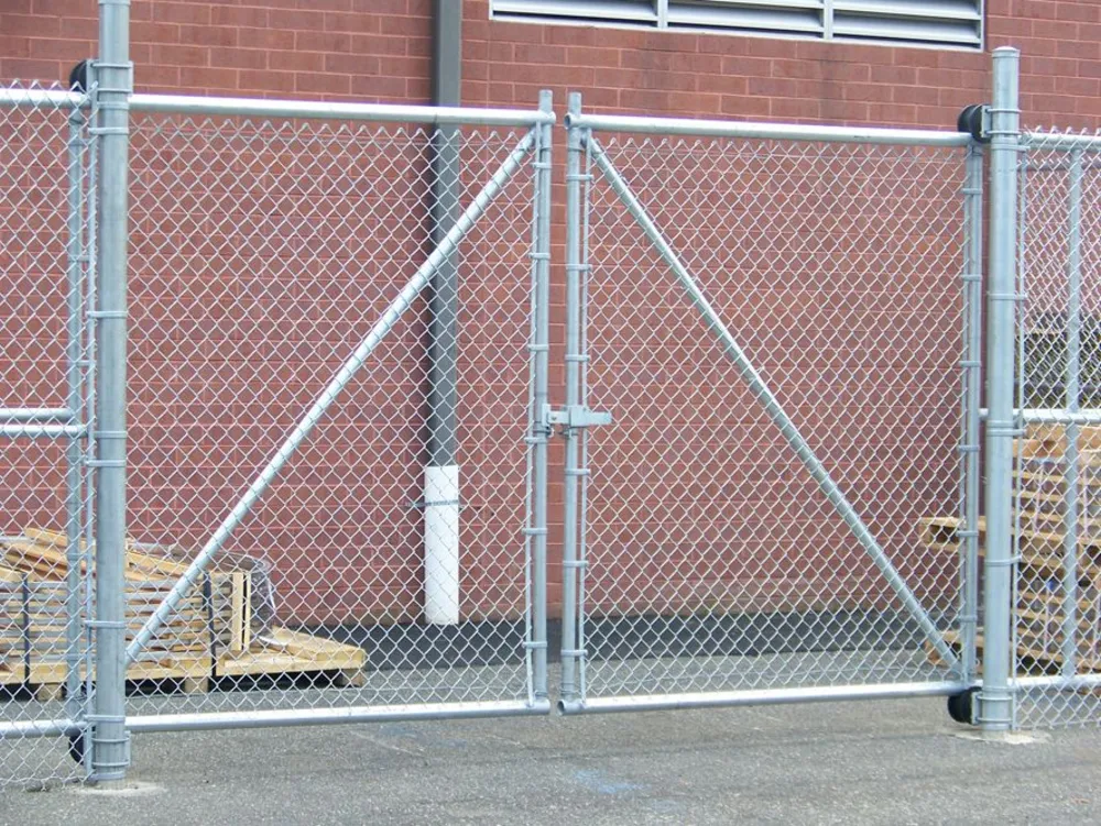 Portón abatible de dos hojas fabricado a la medida en Ensenada