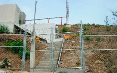 Portón abatible de malla ciclónica en Ensenada
