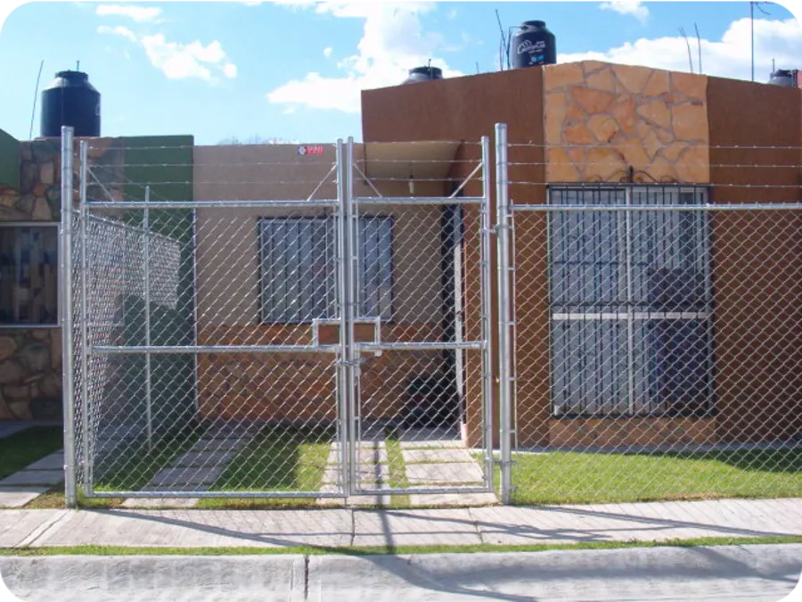 Portón residencial de malla ciclónica instalado en casa de Ensenada